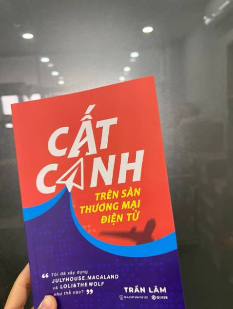 Một cuốn sách hữu ích, thiết thực cho người muốn kinh doanh trên sàn thương mại điện tử. Mỗi phần đều có ví dụ và hướng dẫn cách làm cụ thể. Cách viết rất dễ hiểu và dí dỏm.
