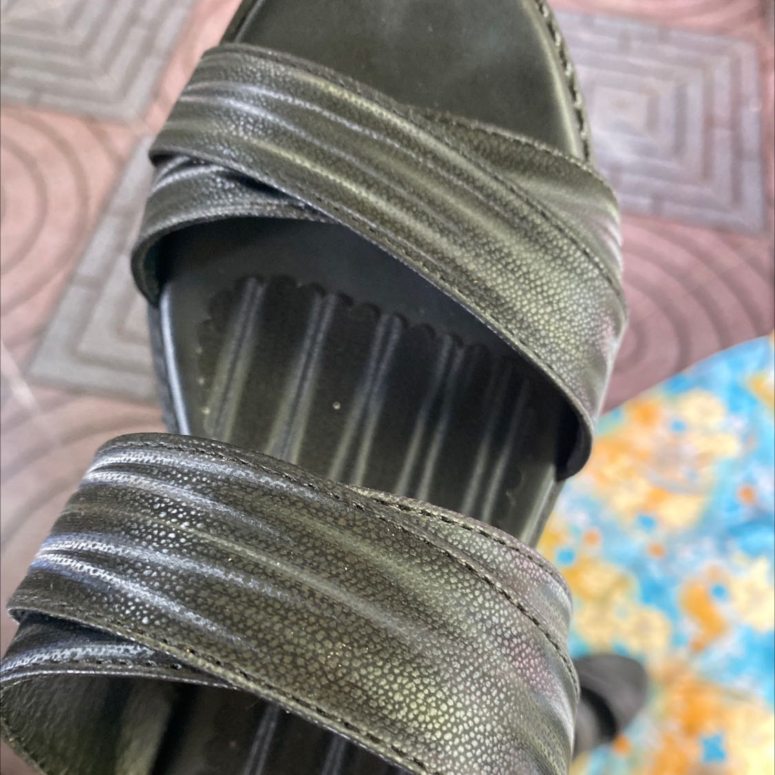 Giày giống mô tả, quai mềm, sắc sảo, mang nhẹ và êm chân.