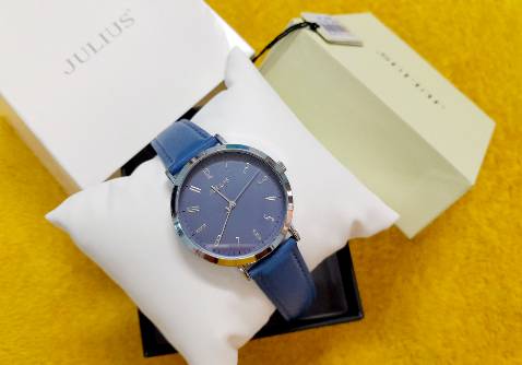 Màu của đồng hồ hơi khác trong ảnh nhưng ở ngoài trông đẹp hơn. Đây là chiếc đồng hồ Julius thứ 2 mình mua. Lần trước mua trong MIPEC Long Biên rất tốt và bền nên mình muốn mua hiệu này tiếp. 

Mình ưng quá nên chụo nhiều ảnh để nhận xét cho shop. Mặt đồng hồ to rất dễ nhìn giờ, mình hay bị muộn giờ nên cần mặt đồng hồ to thế này. Mình làm nghề dạy học thì cần đồng hồ để canh giờ. 

Dây rất đẹp nhé. Hộp trông chuyên nghiệp, shop có để giấy bảo hành và thông tin bảo hành rõ ràng. 

Nhất định sẽ quay lại ủng hộ shop.