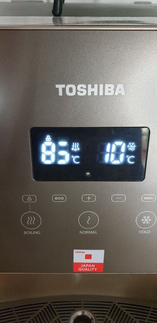 Bảng mạch điện tử để hiển thị nhiệt độ quá tệ, mất vạch suốt. Đã bảo hành 1 lần nhưng vẫn như cũ. Đính kèm là hình cả trước và sau khi bảo hành