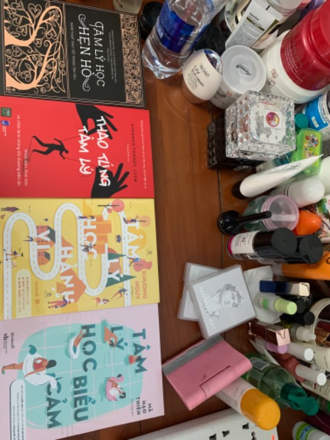 Tâm lý học hành vi thì hơi trừu tượng hơn so với tâm lý học biểu cảm. Nhưng mà đọc kết hợp nhiều tâm lý thì muốn tâm thần luôn =)) nói chứ sách đọc rất hay. Nhờ sự nghiên cứu của Watson và cái nhìn sâu sắc đã giúp chúng ta học thêm nhiều thứ tưởng chừng những hành vi thông thường chúng ta không để ý luôn chứa đựng và tồn tại những ý nghĩa cụ thể nào đó.