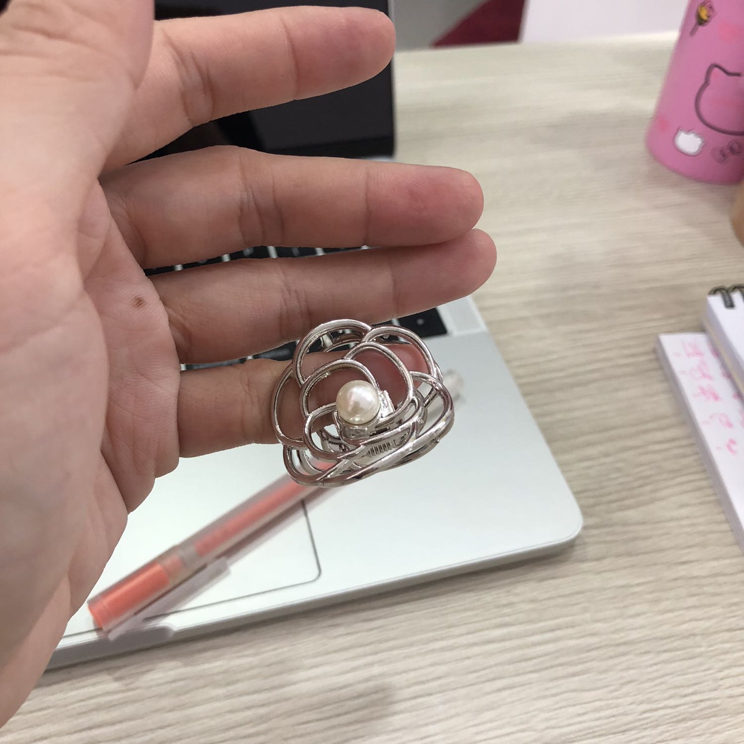 Kẹp đẹp kiểu dáng sắc nét, chắc chắn, kẹp tóc nhìn sang. Kẹp đẹp kiểu dáng sắc nét, chắc chắn, kẹp tóc nhìn sang.