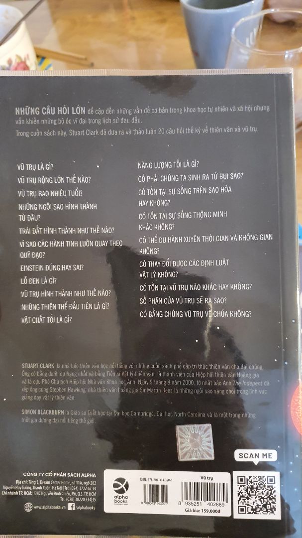 Những câu hỏi lớn nhưng lại được giải đáp hết sức dễ hiểu và khơi gợi nên lòng hiếu kỳ khám phá về thiên văn học. Tác giả là một trong những nhà báo thiên văn nổi tiếng, có kiến thức sâu rộng và chuyên viết sách phổ cập tri thức nên ông có cách giải thích gần gũi, từng bước một. Qua quyển này mình có biết thêm nhiều kiến thức rất thú vị.