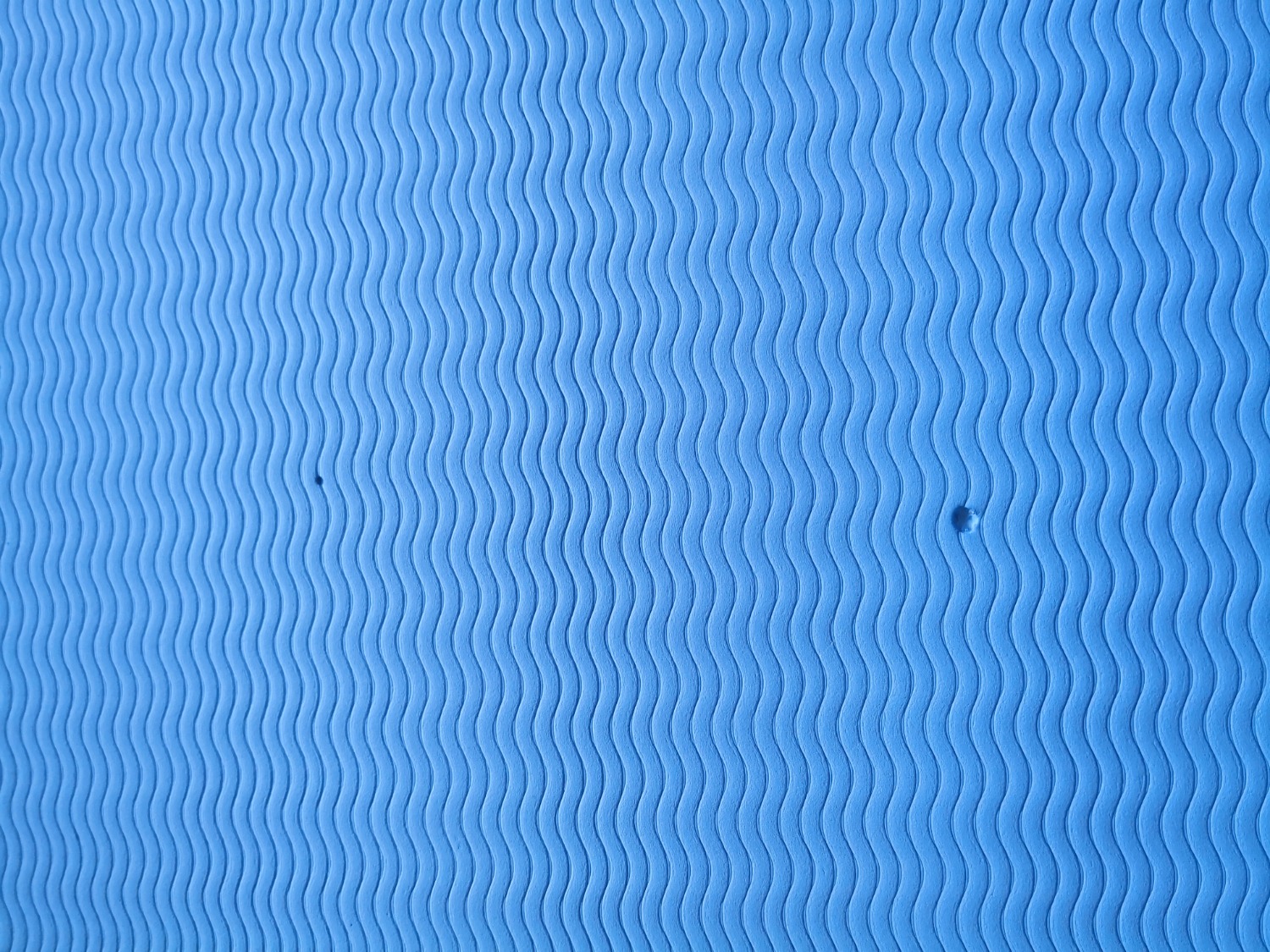 đặt hàng 5/8 đến tận 10/8 giao tới, cũng quên luôn là đã mua cái thảm này, 13/8 sựt nhớ mới nhận được cái thảm dưới quầy bảo vệ chung cư, mở ra phát hiện đến 8 cái lỗ như hình, chỉ quá có 1 ngày mà tiki báo hơn 48 giờ rồi không được đổi nữa. thất vọng