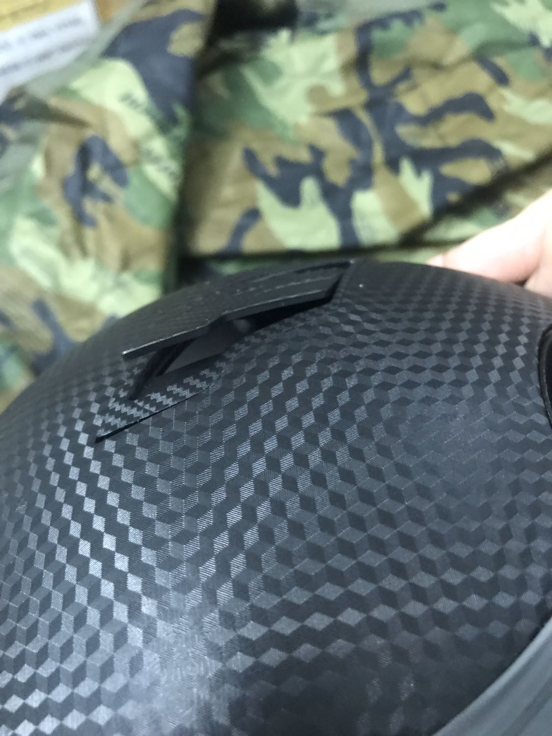 Độ chi tiết không cao, nắp thông gió phía trên đóng không sát, phần chốt gài mút đệm bên trong rất khó mở ra đóng vào nên mỗi lần cần vệ sinh rất khó gài được mút vào như cũ. Nhưng với giá như vầy là hợp lý.