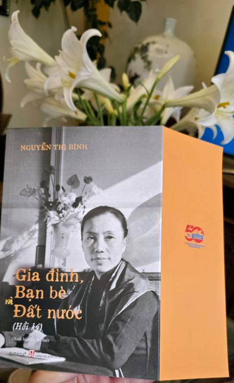 Sách hấp dẫn từ những trang đầu. Shop bọc sách cẩn thận. Xin cảm ơn