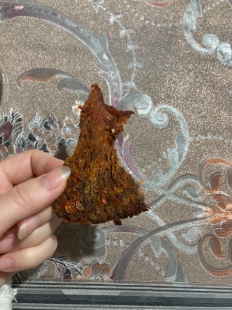 Hương vị đậm đà, miếng thịt nhìn khô cứng nhưng xé lại dễ và nhai mềm ngọt. 
Bao bì có zip nên sau khi mở ra rồi vẫn đóng kín để ăn dần được.
Lần sau mình chắc chắn sẽ mua tiếp