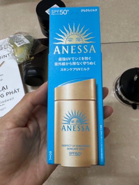 Loại này chống nắng rất tốt, kiềm dầu cho da, cũng không dễ trôi bởi nước, dùng tẩy trang hay sữa rửa mặt rửa thì sạch ngay. Mình hay dùng từ mấy năm nay, rất ổn. Date mới