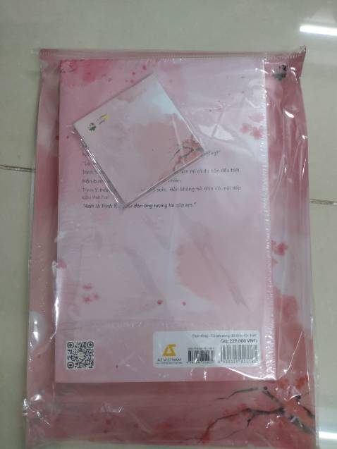 Nội dung hay khỏi phải bàn, cách đây 2 năm tui đã đọc bộ này trên app, nội dung ấn tượng tới giờ, thấy phát hành sách là hốt liền bản đặc biệt. Một cuốn sách nên có trên kệ sách của những người đam mê ngôn tình nhé.