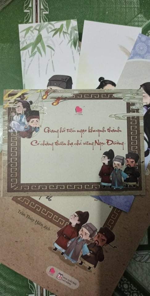 Giao đúng hẹn, chất lượng tốt.
Nội dung hay, chờ mòn mỏi hai năm có lẻ cuối cùng cũng đợi được bản hoàn.
*rớt nước mắt*
Tiếc là bọc nilong không bao plastic được.
hai bookmark và 1 postcard xinh xinh?