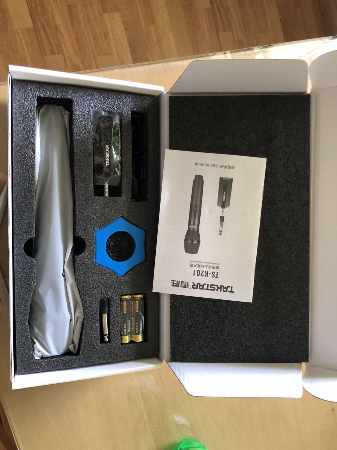 Phụ kiện đầy đủ, mic đã sync sẵn với receiver, bật lên là dùng, có manual EN. Tuy nhiên phần synch tiếng thi thoảng trễ Phụ kiện đầy đủ, mic đã sync sẵn với receiver, bật lên là dùng, có manual EN. Tuy nhiên phần synch tiếng thi thoảng trễ