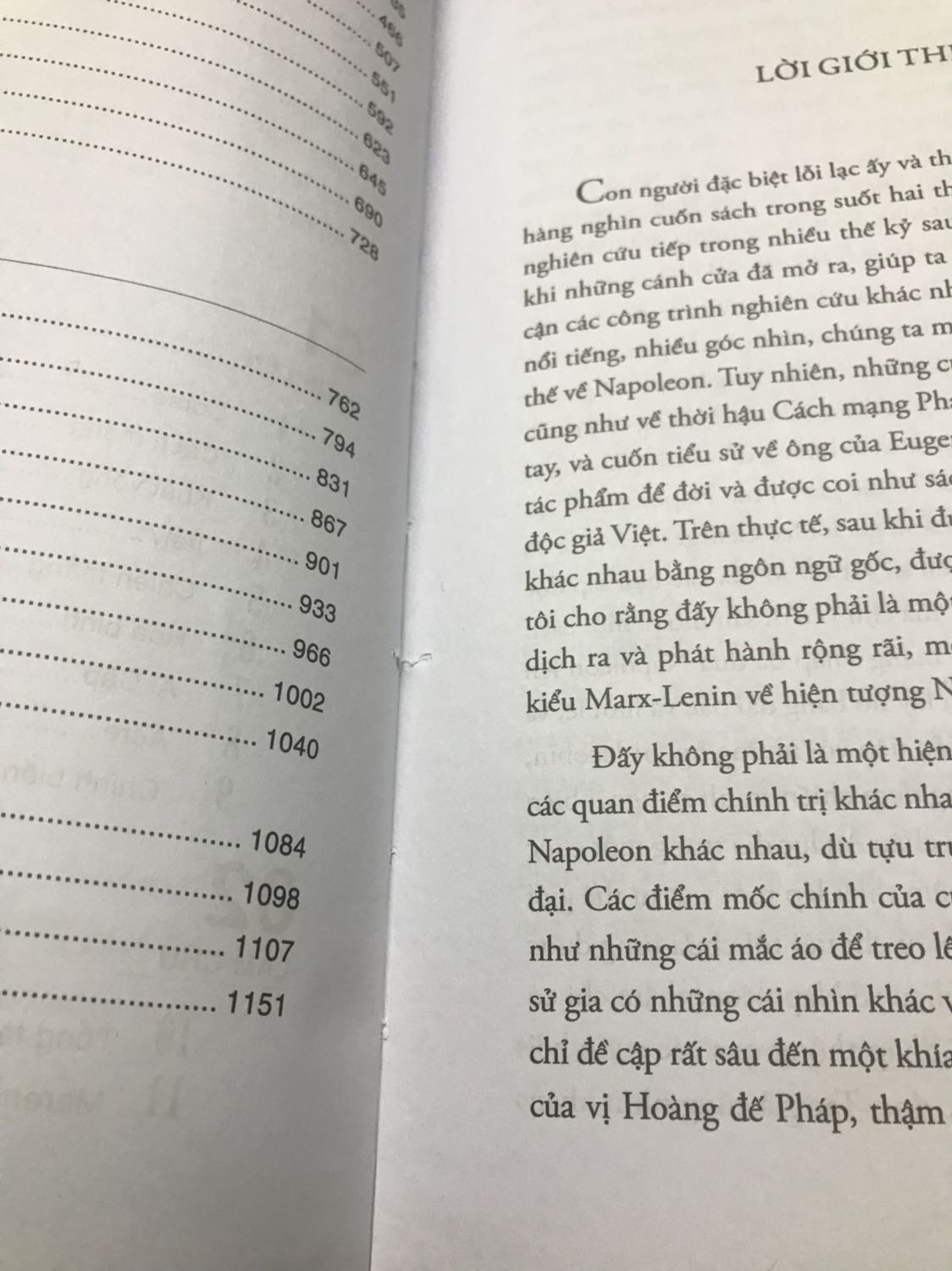 Mình mua đồ ở tiki cũng khá nhiều. Tuy nhiên lần này nhận được sách thì không được hài lòng cho lắm. Đành rằng đơn hàng của mình bị trễ mấy ngày nhưng không ngờ lại giao cho mình sách như sách cũ vậy, bọc nilong bên ngoài sách thì bị rách bụi bám đầy. Bên trong thì như hình mô tả. Thực sự hơi thất vọng về lần này