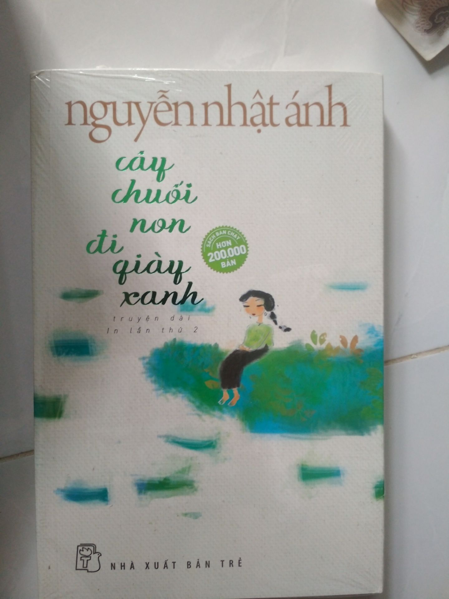 Sách của bác Ánh luôn mang màu sắc tuổi thơ hề hước nhưng cũng không kém phần sâu sắc. Và tất nhiên cuốn sách này cũng không phải ngoại lệ, câu chuyện có bi kịch, lên cao trào rồi được giải quyết song vẫn để lại gì đó nuối tiếc.
Dịch vụ giao hàng nhanh, chất lượng thùng carton gói hàng mềm quá may mà ko bị ảnh hưởng sách bên trong.