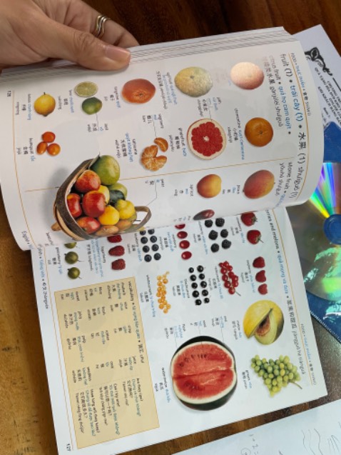 Cầm trên tay quyển sách mà hài lòng vô cùng. Sách mới tinh, thơm ko hề trầy xước, gáy sách chắc chắn. Nhìn hình thì mình nghĩ quyển này to và nặng nhưng ngưỡ lại là nó rất gọn luôn mọi người ạ, to khoảng 1 bàn tay thôi. 
Nội dung thì cực chi tiết, hình ảnh sinh động, in ấn rõ ràng lắm nha, nhìn vào viết dc 3 thứ tiếng. Đáng tiền thật! 😍