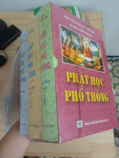 Sách đóng gói cẩn thận, nguyên vẹn. Sách bìa cứng dày, chất lượng in tốt, giấy dày vừa phải so với độ dày hơn 600 trang. Sẽ tiếp tục ủng hộ shop