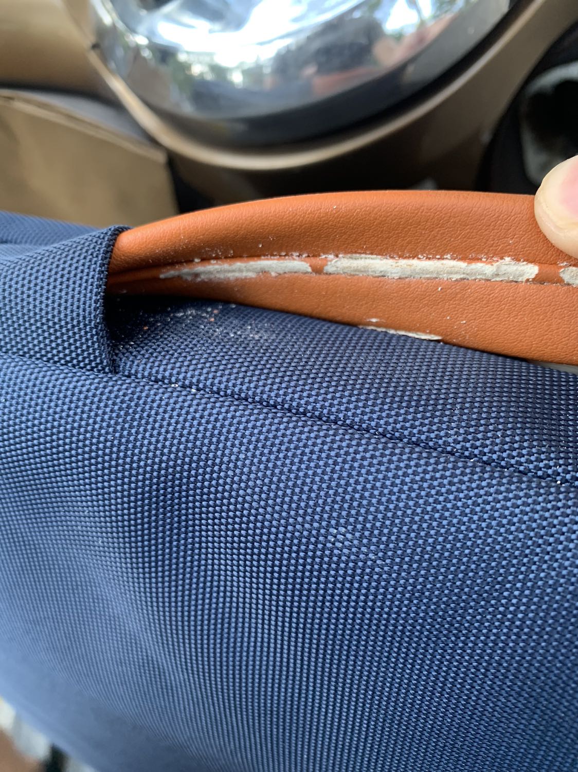 Túi mới sử dụng 1 tuần, da chỗ quai xách đã bong lớp ngoài, đổ bột trong lõi nhìn rất mất thẩm mỹ. Đề nghị trả hàng.