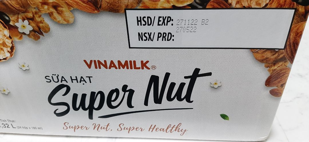 do ko uống được sữa bò nên mình đổi qua sữa hạt. May sao Vinamilk ra mắt loại sữa hạt 94% ít đường này thật sự rất hài lòng. Sữa hoàn toàn từ chiết xuất hạt và ko chứa sữa bò. Vị vừa phải, ít ngọt, thơm mùi hạt. Giá cả rất phải chăng. Tiki Trading giao hàng nhanh, đúng giờ theo trạng thái theo dõi. Nói chung hoàn toàn hài lòng. Trừ 1 sao vì hạn sử dụng quá gần. Mình chỉ có đúng 2 tháng để uống cho hết 24 hộp sữa trước khi hết hạn!!!