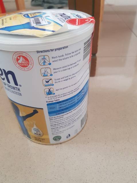 Giao hàng nhanh nhưng khi mở ra hộp bị móp, dơ. Hàng là loại dành cho sức khỏe mà mở ra thấy phía ngoài hộp sữa bị dơ, tem tróc, hộp bị móp là thấy bất ổn rồi, không biết chất lượng bên trong thế nào...