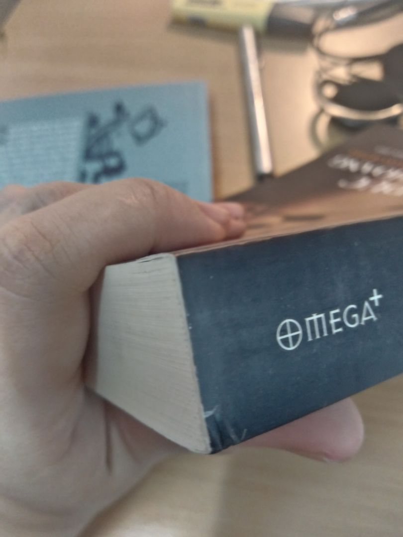 sách bị móp nhẹ 1 góc không phải do lỗi vận chuyển và màu bìa sách bị sờn và có vết cào xước, với cả trông như sách đổi từ hội chợ sách cũ. ??? Mn mua lưu ý là sách cũ nhá
ship nhanh và đóng gói chất lượng