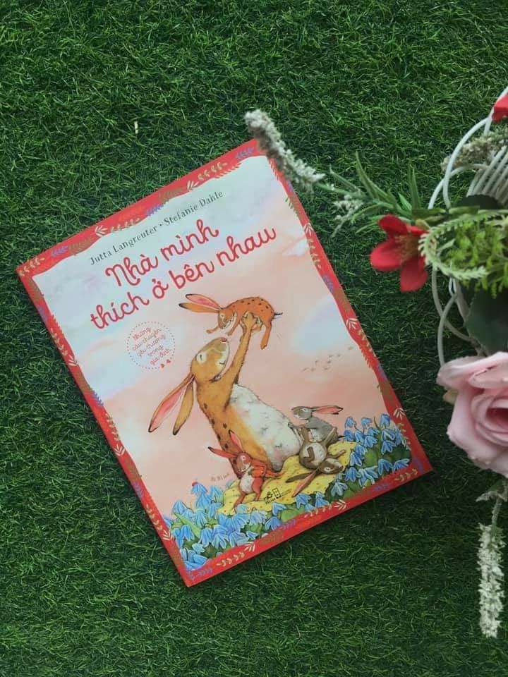 Nhà mình thích ở bên nhau ! Đúng là như vậy, khi đi đâu cũng chỉ muốn về nhà, nhà là nơi tuyệt vời nhất với những người thân yêu !

☘ Khi mẹ cáu giận, thỏ Josi đã nghĩ ngay đến việc rời khỏi nhà để đến ở cùng các bạn. Trước thái độ của Josi, 2 cô em gái Martha và Mette khóc nức nở nhưng thỏ mẹ vô cùng bình tĩnh “Kiểu gì Josi cũng quay về ấy mà”.

Josi đến nhà chuột Lara, nhà chuột bừa bộn, mọi thứ cứ vứt tung xoè khiến Josi trượt ngã. Josi đến nhà chồn Rafi, nhà chồn không quăng đồ bừa bãi nhưng lại có mùi khó ngửi. Josi đến nhà sóc Fipsi, cả gia đình sóc nồng nhiệt đón cậu, nhà sóc gọn gàng ngăn nắp, không có mùi nhưng Josi phải luôn chân luôn tay leo lên trèo xuống căn hộ nhà sóc. 

Và ở cuối hành trình, Josi tới nhà em họ Pepi. Cậu em họ Pepi quá tuyệt vời, Josi không bị vướng ngã, không ai hôi hám, không việc gì khiến cậu nản lòng, chỉ toàn là điều tốt đẹp. Vậy nên Josi quyết định “Mình sẽ ở lại đây”. Nhưng sang đến ngày thứ ba có thứ gì đấy nghèn nghẹn nơi cổ họng cậu, ngày thứ tư có gì đó quặn quặn trong bụng, ngày thứ năm nhói nhói trong tim, sang ngày thứ sáu Josi mới phát hiện ra thứ mà mình thiếu khi ở nơi đây và đột nhiên Josi vớ lấy ba lô, phóng qua cây cầu, vượt qua đồng lúa... lao về nhà mình, bật mở cửa ra.

☘ Phần tiếp theo của cuốn sách là câu chuyện Lena - bạn của Josi tới nhà chơi. Lena lại thích chơi với 2 cô em gái của Josi là Martha và Mette. 

Josi tìm cách phá rối trò chơi của các cô bé, để rồi các cô bé phải đi tìm chỗ khác chơi. 

Sau đó, Josi chơi với Rafi. Khi thấy trời xám xịt sắp giông tố, Josi lại thấy lo lắng cho 2 cô em gái bởi 2 cô em đều sợ giông bão “Cơ mà anh chị em thì phải trông coi lẫn nhau”. Josi phóng nhanh đi tìm 2 em, mặc dù cậu cũng là người sợ giông bão. Khi gặp nhau, mọi nỗi hờn giận tan biến đi để dành cho tình yêu thương gia đình.

"Nhà mình thích ở bên nhau" là cuốn sách rất đẹp và hay về tình cảm gia đình ! Ở đó, có những giận hờn, có những cáu giận, nhưng trên tất cả là tình yêu thương vô điều kiện, là tình thân !