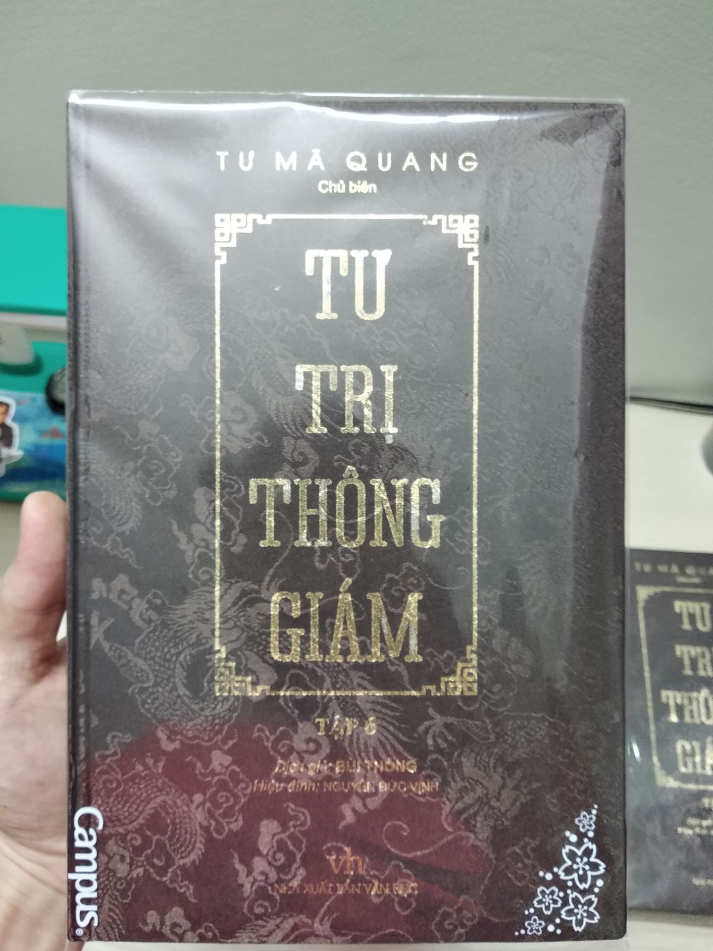 mình sẽ không bàn về nd vì nó quá nổi tiếng r, 1 bộ sử sách đem lại lượng thông tin rất lớn, đầy đủ về lịch sử trung quốc. Mình muốn nói ở đây là về chất giấy- tg đối tốt, bìa cứng bọc vải- đẹp, tuy nhiên mực in bìa rất dễ phai, mờ, dễ mất chữ, và hình như bên nhà sx ko khắc phục được. Mình bọc lại mong là giữ được lâu. Duy có một điểm không hài lòng là gáy sách, tệ vô cùng, lỏng lẻo, chán, nhà sách nên chọn nhà sản xuất sách khác đi