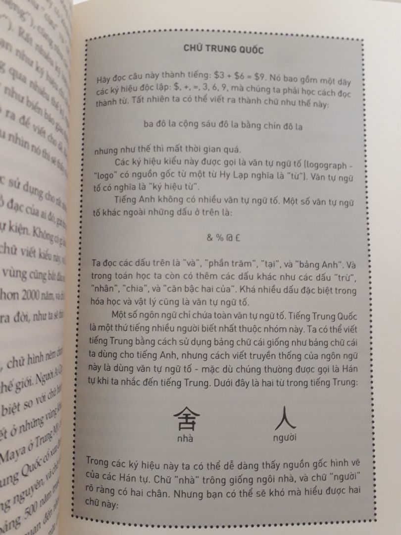 Sách khổ gần giống với sgk, độ dày vừa phải. Tác giả trình bày rất nhiều thông tin xoay quanh ngôn ngữ. Mình thiết nghĩ không chỉ những người học ngành ngôn ngữ nên tìm đọc mà đây còn là một cuốn sách rất hay để mn thường thức.