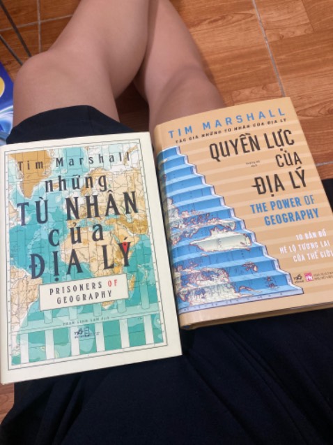 Đọc cuốn những tù nhân của địa lý xong là dông qua cuốn này hô bị chuẩn luôn thời kì lâm vào 2*** kẹt dịch 2 năm cả thế giới thì đúc kết vài thông tin theo cách nhìn của ký giả về tin tức đối ngoại cũng cho mình phần nào bức tranh xoay chuyển giữa các quốc gia. Cuốn này dầy hơn cuốn trc