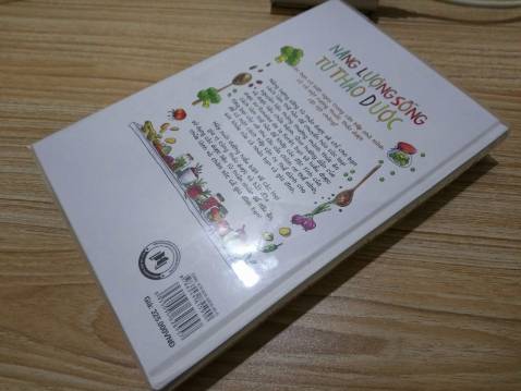 _ Cuốn này thì mình gần như không gì để viết nhiều ngoài hai chữ "xuất sắc", sách bìa cứng minh họa màu nước xịn sò, giấy trơn tạp chí mịn dày, thông tin súc tích đầy đủ về các thảo dược trong danh mục của sách, màu sắc bản in mượt mà, tươi tắn.
_ Dù có 2 cuốn về sức khỏe thảo dược nhưng vẫn mua thêm cuốn này vì giá trị/ giá tiền quá xứng đáng. :D