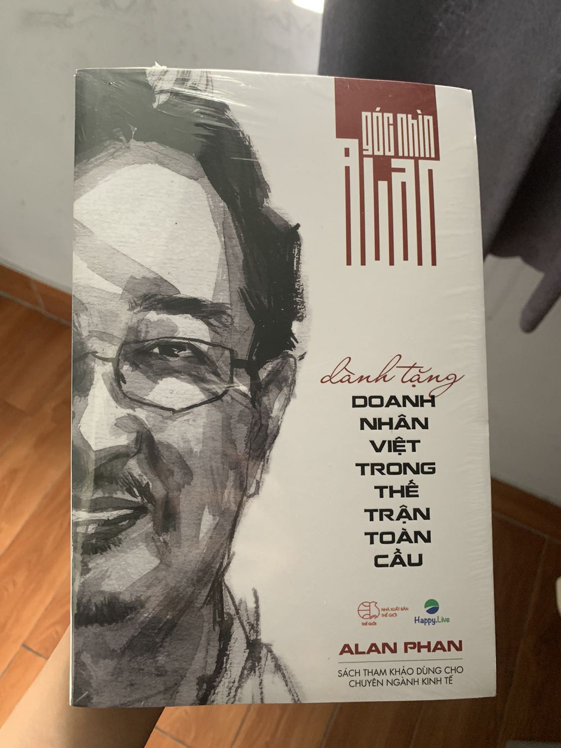 Giao hàng nhanh, đóng gói sản phẩm chắc chắn. Sách được bọc nên không bị cong, giấy in không đẹp lắm. Nội dung hay, phù hợp cho những bạn muốn tìm hiểu thêm về kinh tế, xã hội.