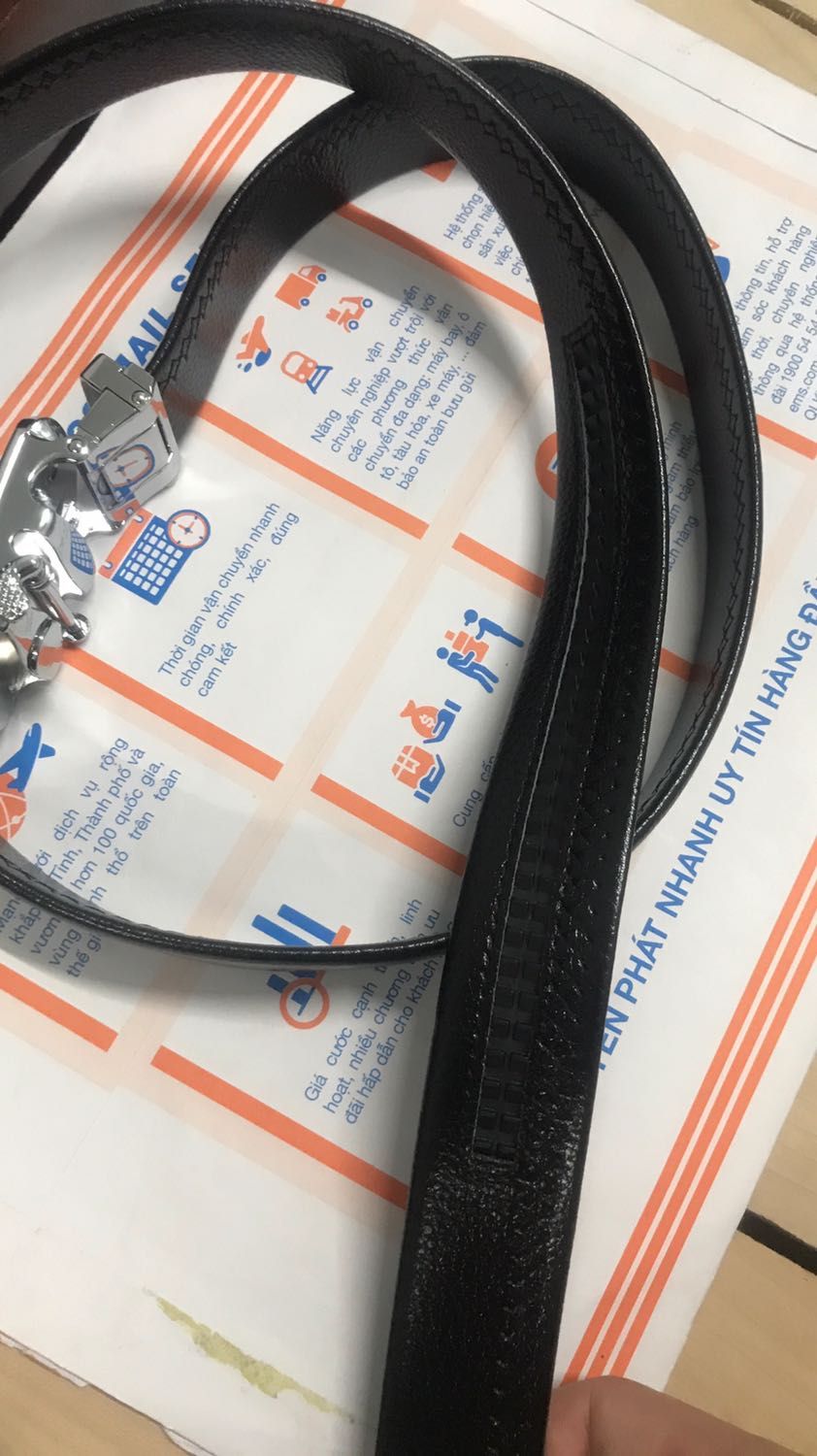 Thắt lưng rất đẹp. Đầu khoá chắc chắn, thiết kế lẫy khoá tinh tế. Đầu khoá đầm và chắc chắn. Dây da rất dài, da có vân nhưng trông vẫn rất bóng. Đường may chắc chắn, tinh tế. Shop đóng gói bọc dây bọc đầu cẩn thận, giao hàng nhanh và hỗ trợ rất nhiệt tình. 5 sao ủng hộ shop.