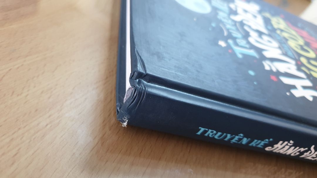 Sách màu sắc rất đẹp. Nội dung sách thì vốn đã rất nổi tiếng rồi. Nhưng tôi rất không hài lòng khi nhận được 1 quyển sách sứt sẹo như sách cũ như thế này. Hộp vận chuyển thì còn nguyên vẹn vuông vức nên ko thể là do bên vận chuyển được. Đây là quyển sách tôi rất mong ngóng để nhận được, như thế này làm tôi thất vọng quá.