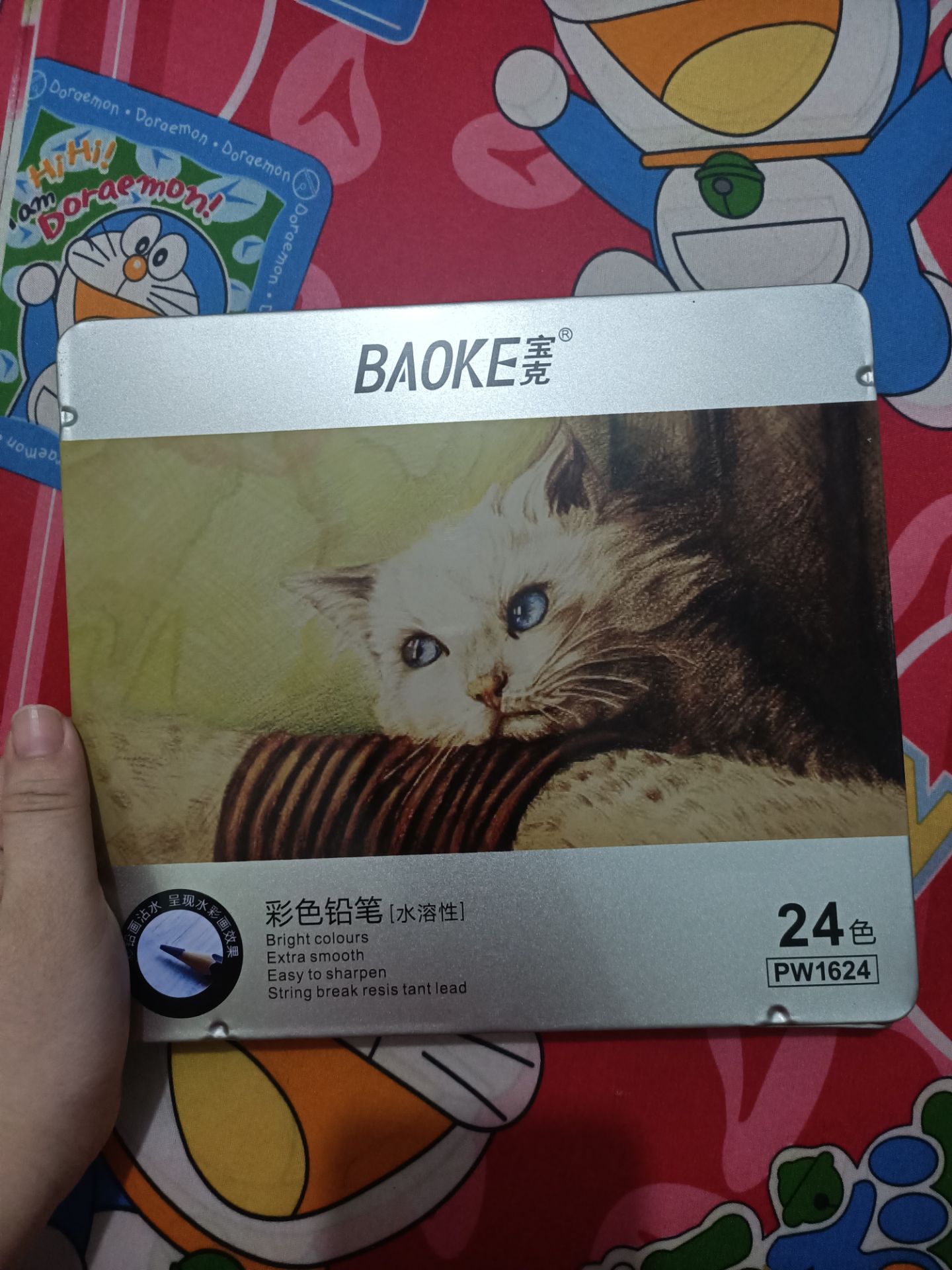 màu tô khá đẹp. nhưng do gửi màu sản xuất từ năm 2019. khá lâu. mà lúc tô lại hay bị gãy và bột. nên mình mong shop hay tiki nên lựa sản phẩm mới giao cho khách