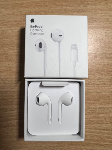 Hàng được đóng gói bao bì cẩn thận, đặt tối hôm trước sáng hôm sau nhận được ngay. Mặc dù mình có airpod rồi nhưng vẫn phải đặt earpod nữa vì nhiều lúc dùng airpod hay sơ ý bị rơi. Trước mua airpod qua tiki rồi nên giờ tự tin đặt earpod qua tiki luôn.