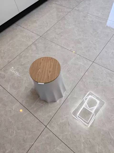 Rất ấn tượng với sản phẩm của shop. Thùng rác có khá lớn, để được nhiều. Miệng kín, màu đẹp, không bị lem nhem. Chắc chắn nha, nhựa dày dặn, cứng cáp. Mình ngồi thử lên mà vẫn oke lắm, không xi nhê gì luôn. Dùng dể decor các thứ cũng được. Kiểu tự nhiên trong phòng mọc ra cái gốc cây ý. Thiết kế độc lạ vch luôn. Giá cũng hợp lý nữa. Sẽ ủng hộ shop dàiiiiii