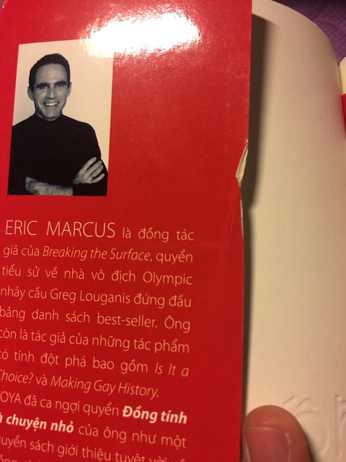 Chưa nói đến nội dung nhưng về mặt thẩm mỹ là ko thể chấp nhận, bìa bị quăn và nhăn, ngoài ra thì còn là sách cũ vẫn dính những vết trắng đầy bụi bẩn