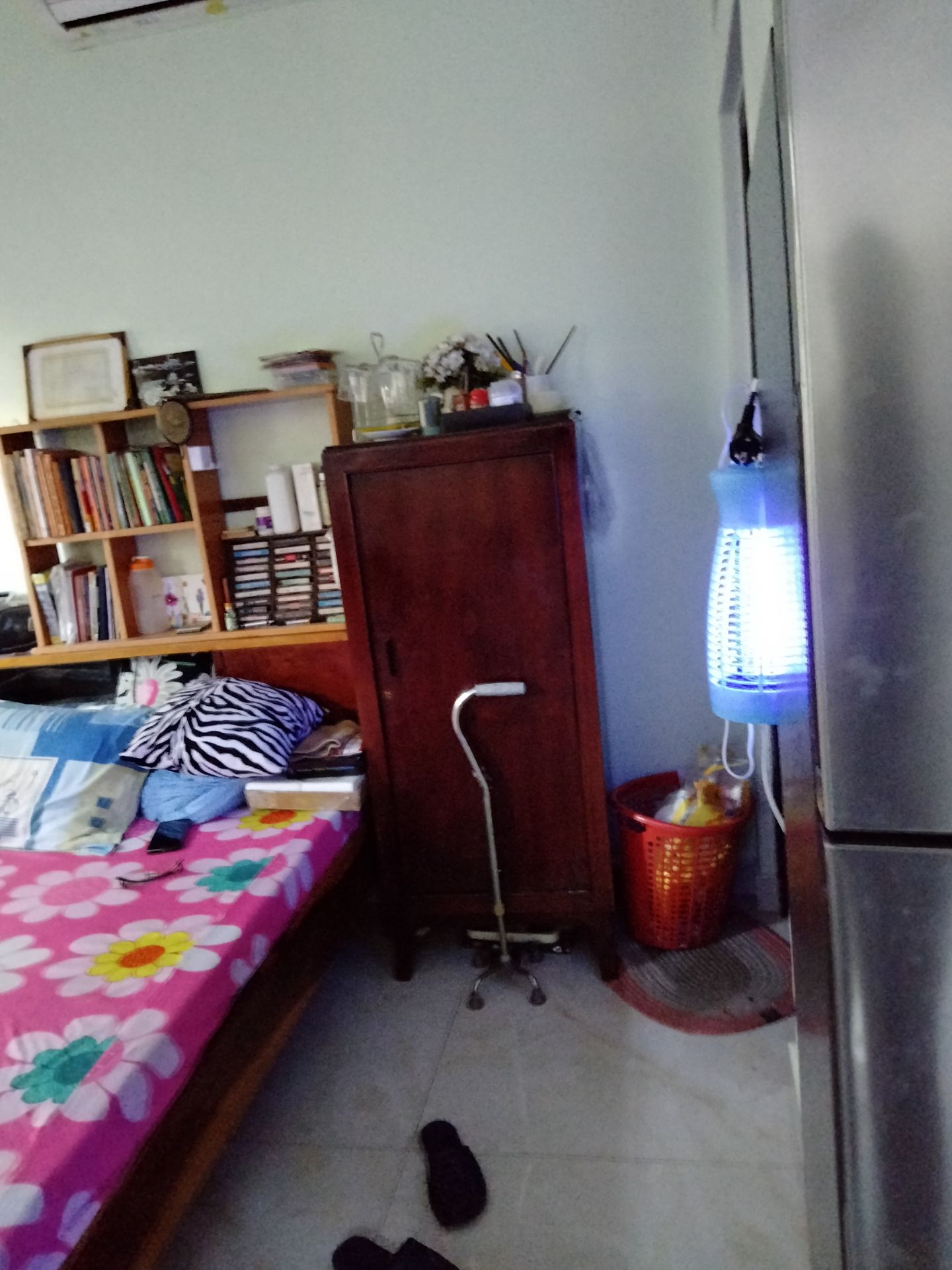 Lần trước mua cái đèn bắt muỗi cũng hiệu Comet có 2 bóng và quạt . Nó bắt muỗi rất OK. Nhưng có bịnh là hay bị cháy bóng đèn . Mỗi tháng cả 2 bóng đều đen thui . Thấy hao tài quá nên xếp xó nó lâu rồi. Lần này bị muỗi quậy quá nên quyết định mua cái đèn mới. Chọn mỏi mắt. QĐ chọn hàng Comet vì nghĩ dù sao cũng có bảo hành và thấy MN  bình luận sp cũng không tệ . Ai dè . Bé cái lầm .Không hài  lòng chút nào về cái đèn mới mua này . Nằm kế đèn mà  muỗi  thì vo ve bên tai . Lấy vợt quơ kêu lốp bốp mà cái đèn thì không hề dính lưới được một em nào sau một tuần sử dụng. Chán . Giờ tiếc tiền quá .