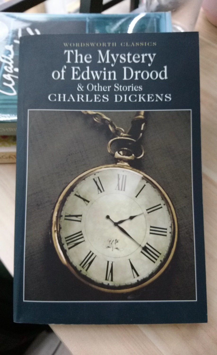 Tác phẩm cuối cùng của Dickens. Tác phẩm khá hay cần có trong bộ sưu tập và đọc.