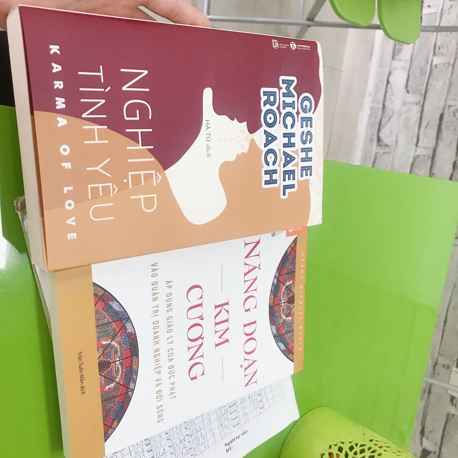 Giao hàng nhanh, sách đóng gói  kĩ lưỡng, shipper Tiki khu vực mình thì siêu dễ thương luôn. Mình đc một người bạn chia sẻ về năng đoạn kim cương, mình đang áp dụng gieo hạt mỗi ngày thấy có kết quả nên tìm mua đọc hehehe