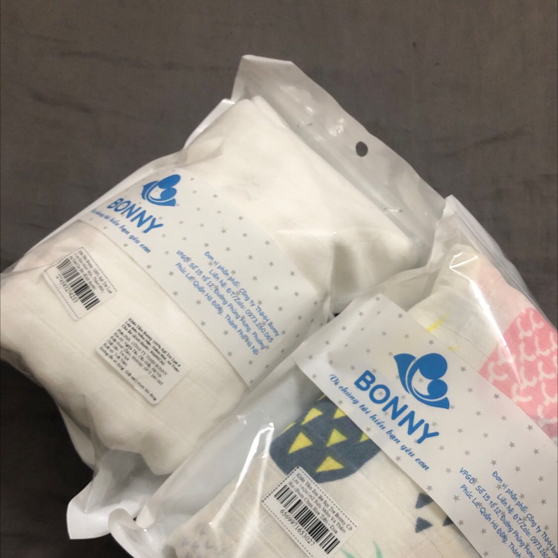 Khăn giao nhanh. Mua sẵn nên chưa biết dùng thế nào. Khăn có hoa văn dễ thương!