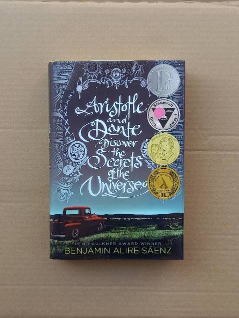 Bên ngoài là miếng áo sách, bên trong là lớp bìa cứng bằng giấy có vân giống vải.
Cốt truyện đơn giản nhưng rất hay và ý nghĩa về tình cảm gia đình, tình bạn và tình yêu.
Từ vựng và ngữ pháp khá đơn giản, có lẽ trình độ A2 là đọc được.
Nói chung là rất hài lòng!