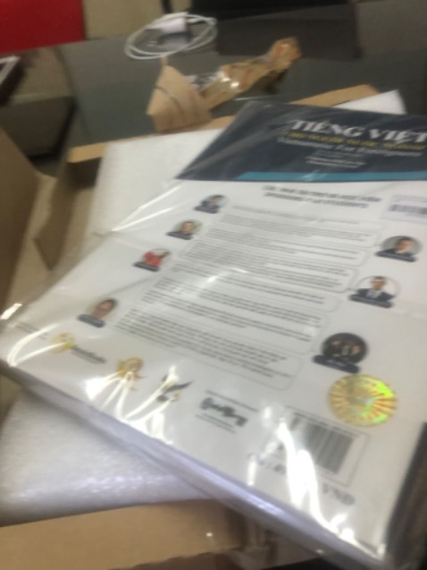 Sách rất đẹp màu in rõ nét chất liệu giấy tốt. Mới xem qua thì thấy nội dung rất phù hợp với người bắt đầu học tiếng Việt.