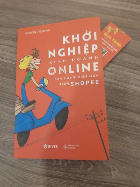 Sách rất phù hợp cho những người đang có ý định kinh doanh online và muốn bắt đầu một công việc mới như mình. Cách viết của tác giả gần gũi dễ hiểu, dễ đọc. Thích nhất là lúc quét mã nhận quà tặng tài liệu và khóa học rất nhanh. Sách viết khá thực tiễn, vào thẳng vấn đề. Không chỉ hữu ích cho những ai đang chuẩn bị kinh doanh online, kinh doanh offline như mình đọc cũng rất bổ ích. Tiki giao hàng siêu nhanh.