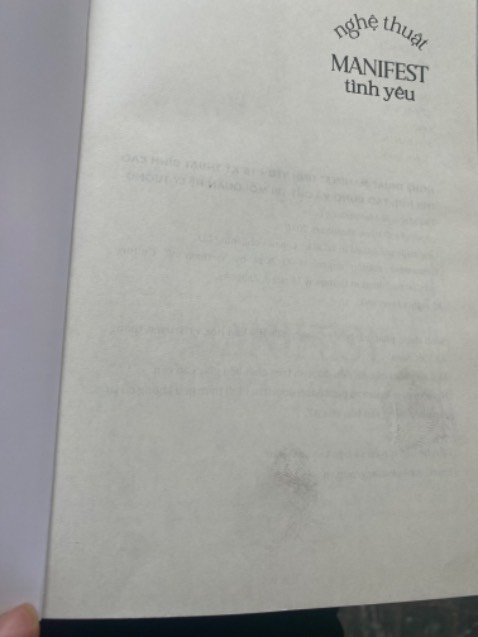 Trang đầu dính toàn vết vân tay bẩn, bìa sách hơi quăn. Cảm giác như cuốn sách đã bị dùng rồi