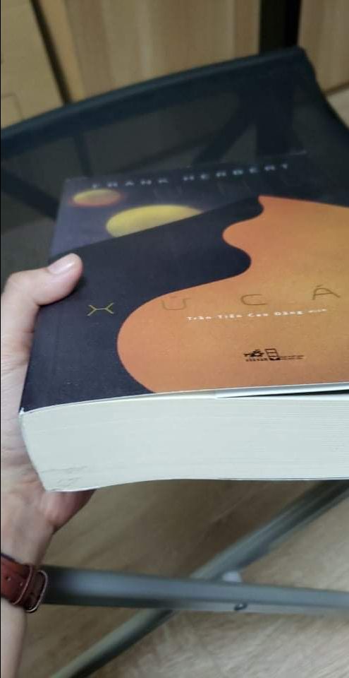 Vấn đề của tiki luôn luôn là phần đóng gói. Hộp bên ngoài thì méo mó, bên trong thì ko hề có miếng đệm mút nào cho 4 cuốn, quá tệ. Nhất là cuốn Xứ cát, gáy thì bẩn, bong cả gáy nhìn chán không tả nổi. Hy vọng tiki xem xét lại phần đóng gói.