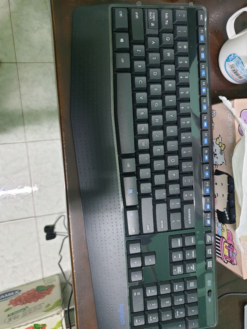 Sản phẩm mua lần 2, lần này giao móp méo nhiều, cũng may là bên trong không hư gì hết, có nút on/off riêng biệt cho chuột và bàn phím, chuột không phải loại silent nên có tiếng click click.