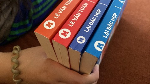 Sách đến chỗ mình bị gập.