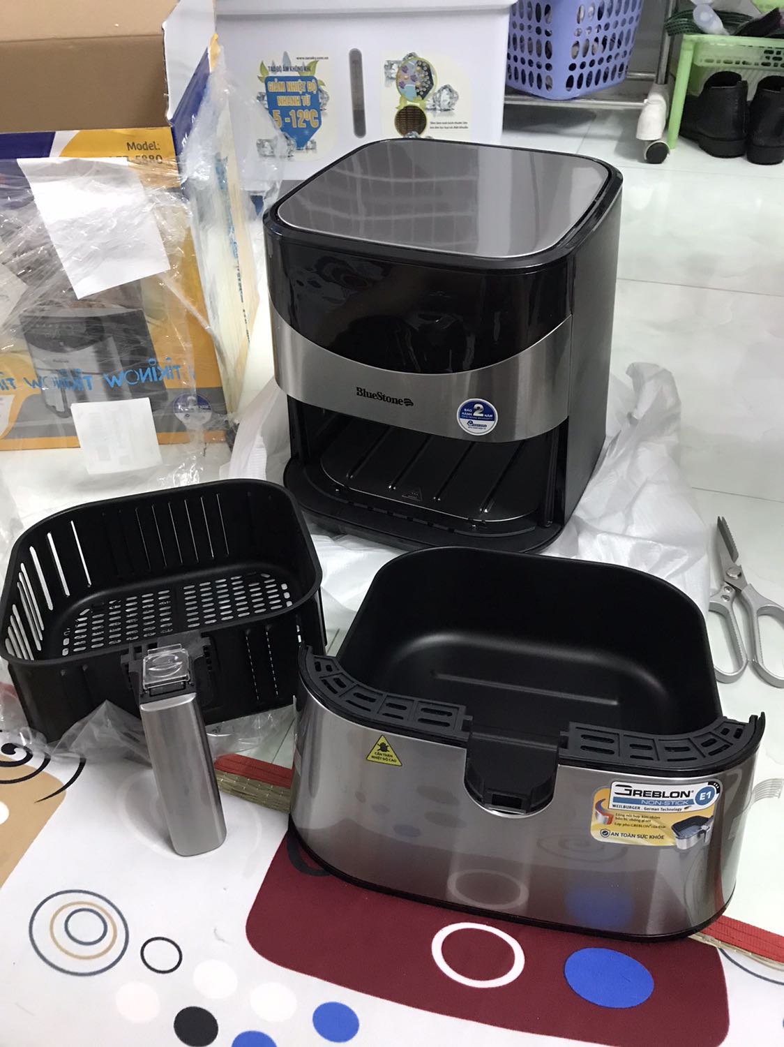 Nhìn hơi lỏng lẻo so với model 3.5L
Chổ phần tay cầm thì nhựa bị bạc màu hơi cũ, máy này vận hành không xịn bằng model 3.5L cái mình mua lúc trước. Mà chênh nhau tới 1 triệu cũng ko đáng mua lắm. Đã vậy ko thích nhân viên giao hàng hôm đó, giao những giờ khách đang bị động. Tổng đài tiki thì gọi complant ko được, trừ tiền rất dữ. Thua xa ***