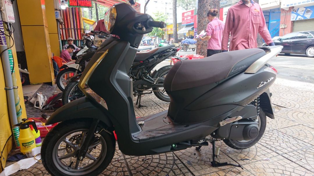 Đặt hàng xong là có nhân viên gọi đến bảo qua cửa hàng lấy xe, hỗ trợ làm biển số luôn, 20 ngày có biển số, giá 3tr6. Khá hài lòng về dịch vụ trả góp 0% và dịch vụ của cửa hàng