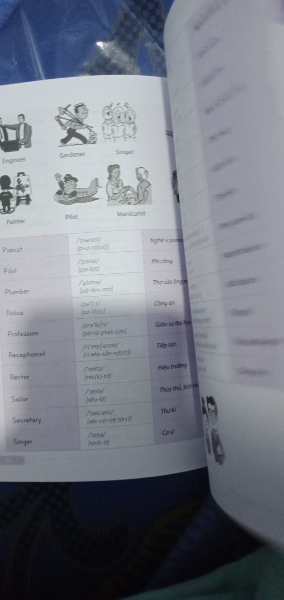 Giao hơi lâu, bìa sách không ấn tượng lắm nhưng lật ra thì rất tuyệt sách rất phù hợp với những người muốn lấy lại gốc tiếng Anh trong đó có tui :)) bên ngoài còn có màng bọc, nhưng trong quá trình vận chuyển bị móp một chỗ rồi :( nhưng vẫn rất tuyệt 😋