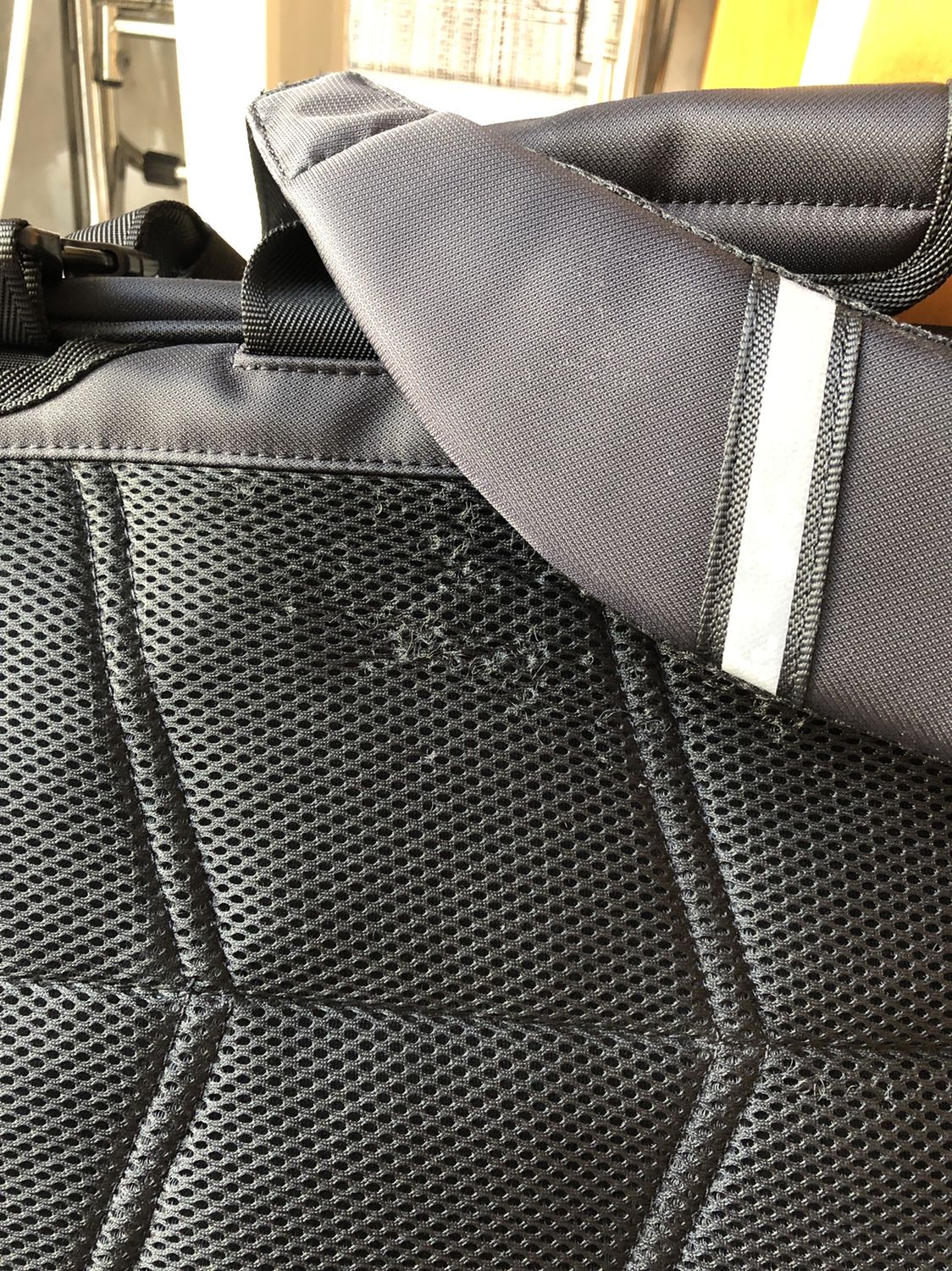 Cặp mới mà bị rách. Đề nghị đổi lại cặp mới. Thanks